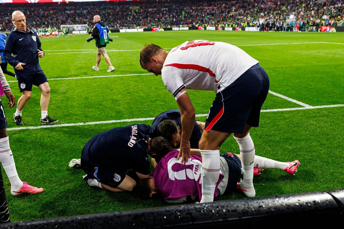  Dan Burn of England (R) tries to help his teammate Jordan Henderson who was injured amid the celebrations after winning the FIFA World Cup 2026 Round Of 16 match between Mexico and England